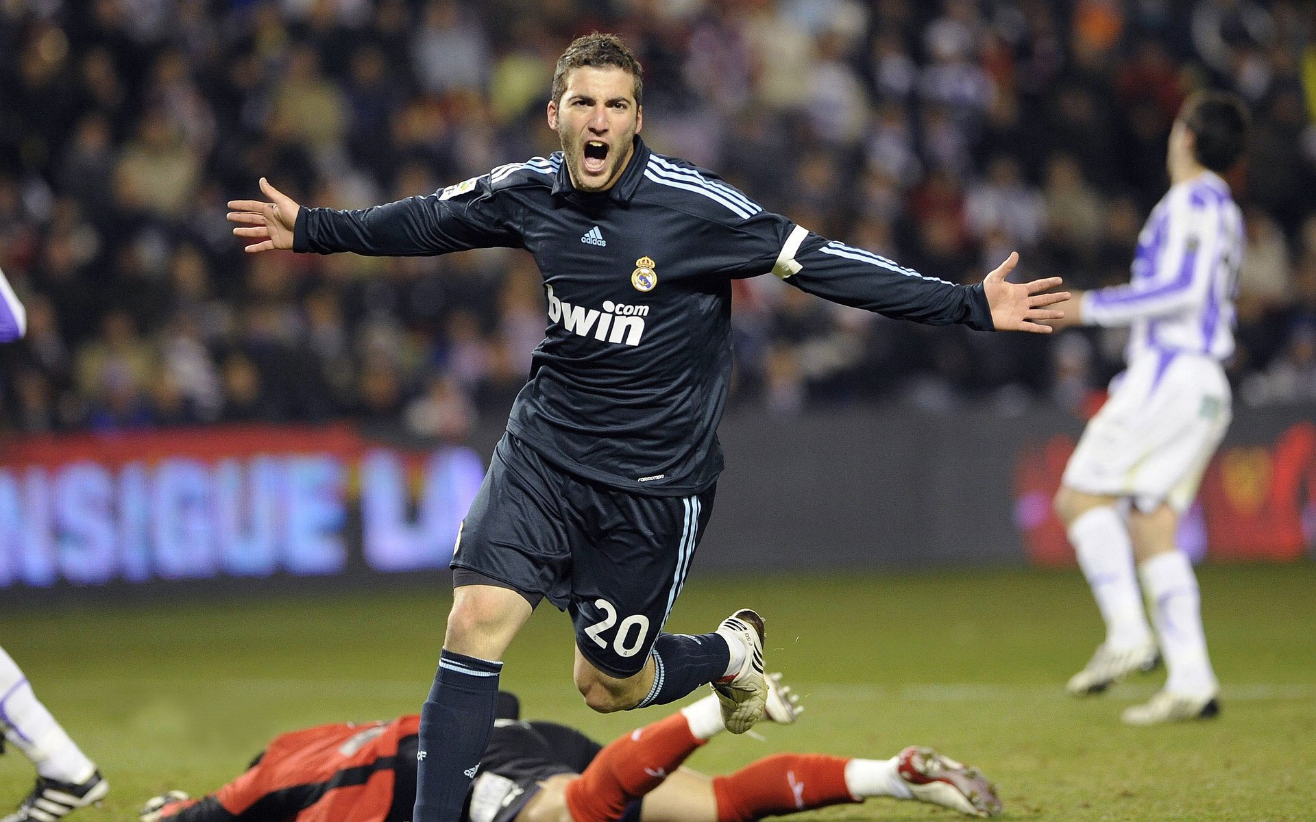 女子足球设立励志奖项鼓励球员坚持长期训练，女子足球口号